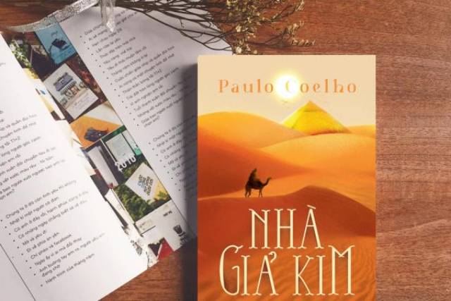 Sách hay hay nên đọc: Nhà Giả Kim là cuốn sách nổi tiếng của tác giả Paulo Coelho